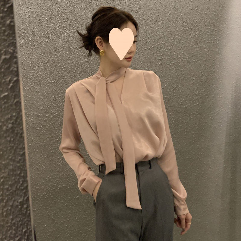 Diane – Elegant satinblus med snörning